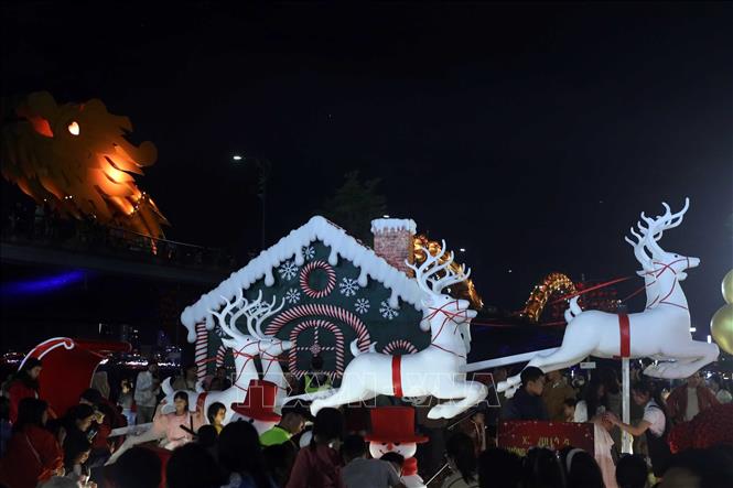 Tiểu cảnh Giáng sinh được trang trí tại khuôn viên cầu Rồng (Đà Nẵng). Ảnh: Trần Lê Lâm - TTXVN 