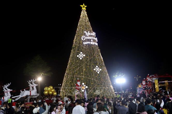 Các khu, điểm công cộng tại Đà Nẵng thu hút đông du khách đến vui chơi dịp Giáng sinh 2025. Ảnh: Trần Lê Lâm - TTXVN 