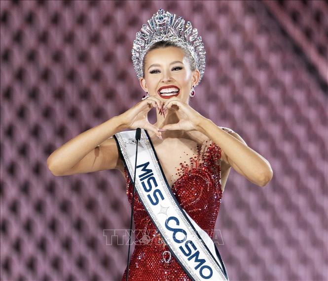 Khoảnh khắc đăng quang của Miss Cosmo 2025 Yolina Lindquist (đại diện từ Mỹ). Ảnh: TTXVN phát