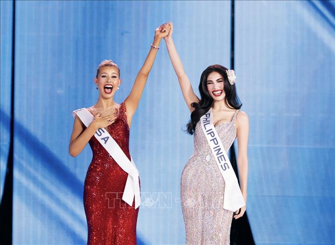 Top 2 của Miss Cosmo 2025, từ trái qua: Yolina Lindquist (đại diện từ Mỹ) và Chelsea Fernandez (đại diện Philippines). Ảnh: TTXVN phát