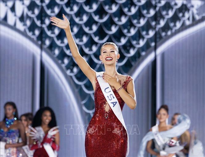 Khoảnh khắc đăng quang của Miss Cosmo 2025 Yolina Lindquist (đại diện từ Mỹ). Ảnh: TTXVN phát