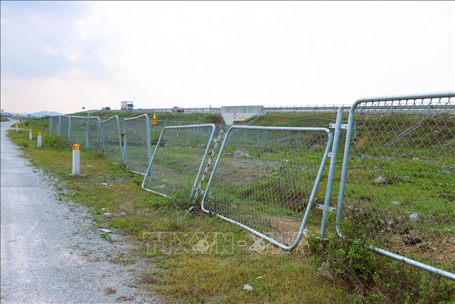 Hành lang bảo vệ tuyến cao tốc Diễn Châu - Bãi Vọt bị xâm hại, hư hỏng nghiêm trọng tại nhiều đoạn, khu vực. Ảnh: Xuân Tiến - TTXVN 