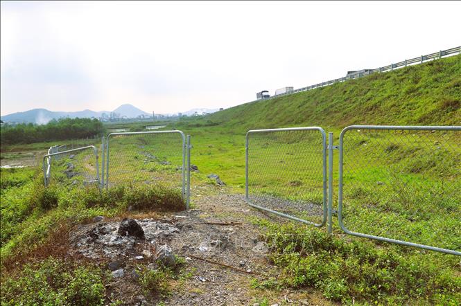Hành lang bảo vệ tuyến cao tốc được người dân tự ý tháo dỡ, “mở toang” để vào khu chăn thả gia súc, ao nuôi cá. Ảnh: Xuân Tiến - TTXVN 