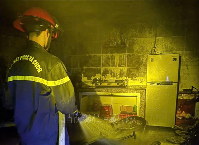 Lực lượng Cảnh sát Phòng cháy chữa cháy và Cứu hộ cứu nạn xử lý hiện trường vụ cháy rạng sáng ngày 21/12 giữa phố Đà Lạt. Ảnh TTXVN phát