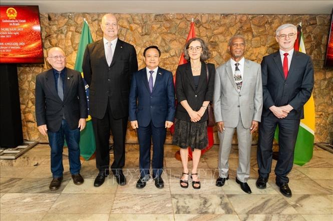Các đại biểu tham dự Gặp mặt Hữu nghị cuối năm 2025 do Đại sứ quán Việt Nam tại Brazil tổ chức, tổng kết công tác đối ngoại năm 2025 và kỷ niệm 50 năm quan hệ Việt Nam – Guyana. Ảnh. Đại sứ quán Việt Nam tại Brazil cung cấp