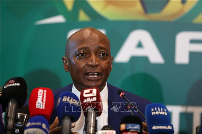 (Tư liệu) Chủ tịch Liên đoàn Bóng đá châu Phi (CAF) Patrice Motsepe phát biểu trong một cuộc họp báo. Ảnh: THX/TTXVN