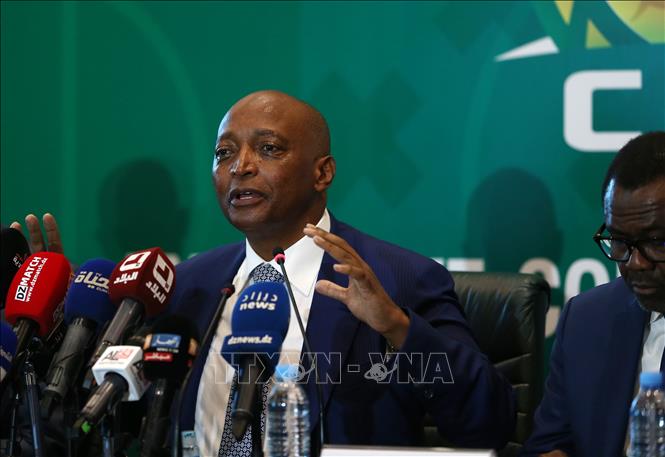 (Tư liệu) Chủ tịch Liên đoàn Bóng đá châu Phi (CAF) Patrice Motsepe phát biểu trong một cuộc họp báo. Ảnh: THX/TTXVN