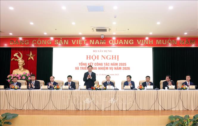 Bộ trưởng Bộ Xây dựng Trần Hồng Minh chủ trì hội nghị. Ảnh: Quốc Khánh - TTXVN