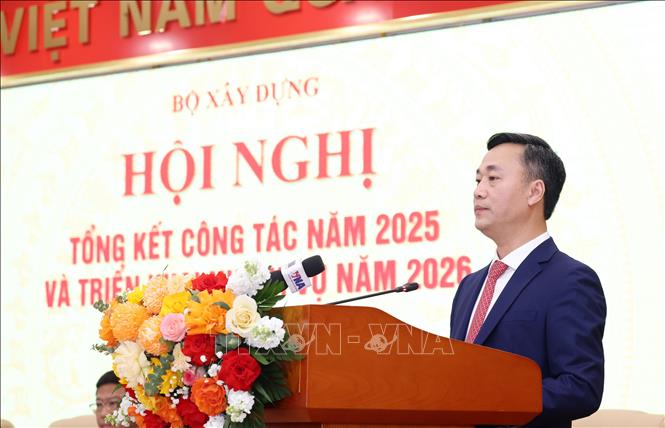 Thứ trưởng Bộ Xây dựng Nguyễn Việt Hùng trình bày báo cáo tổng kết công tác năm 2025. Ảnh: Quốc Khánh - TTXVN