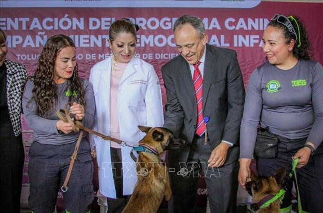 Các quan chức Bộ Y tế Mexico trong sự kiện ra mắt phương pháp chó 