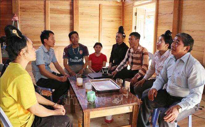 Bí thư chi bộ Lý Văn Chém (áo sọc) rất được bà con người Cống ở bản Táng Ngá tín nhiệm. Ảnh: Nguyễn Oanh-TTXVN