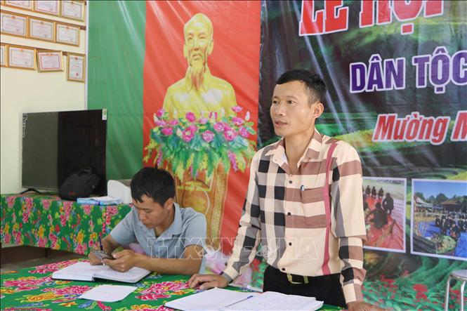 Bí thư chi bộ Lý Văn Chém điều hành họp chi bộ tại bản Táng Ngá, xã Mường Mô. Ảnh: Nguyễn Oanh-TTXVN