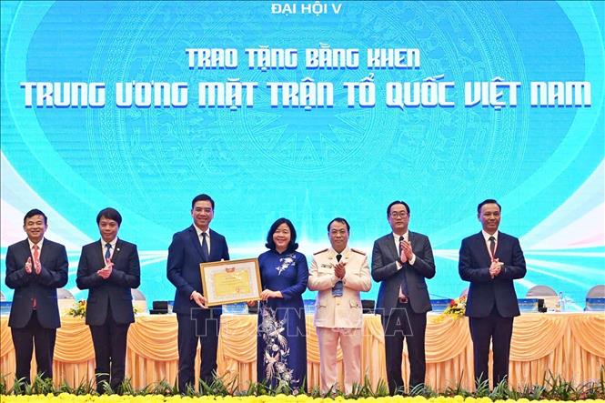 Trao Bằng khen của Uỷ ban Trung ương Mặt trận Tổ quốc Việt Nam cho Hội Thầy thuốc trẻ Việt Nam. Ảnh: Hạnh Quyên-TTXVN