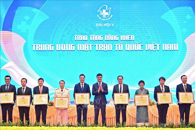 Trao Bằng khen của Uỷ ban Trung ương Mặt trận Tổ quốc Việt Nam cho tập thể và các cá nhân có thành tích tiêu biểu trong nhiệm kỳ vừa qua. Ảnh: Hạnh Quyên-TTXVN