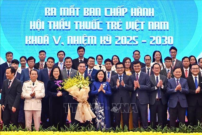  Ra mắt Ban chấp hành Đại hội Đại hội đại biểu toàn quốc Hội Thầy thuốc trẻ Việt Nam lần thứ V, nhiệm kỳ 2025 – 2030. Ảnh: Hạnh Quyên-TTXVN