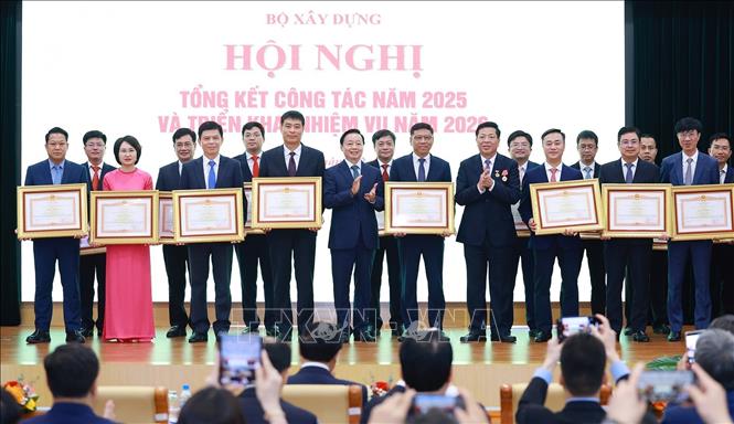 Phó Thủ tướng Trần Hồng Hà và Bộ trưởng Bộ Xây dựng Trần Hồng Minh trao bằng khen của Thủ tướng Chính phủ cho các cá nhân, tập thể có thành tích xuất sắc. Ảnh: Dương Giang-TTXVN 
