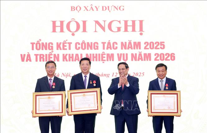 Thủ tướng Chính phủ Phạm Minh Chính trao Huân chương Lao động Nhất, Nhì, Ba cho các cá nhân. Ảnh: Quốc Khánh - TTXVN