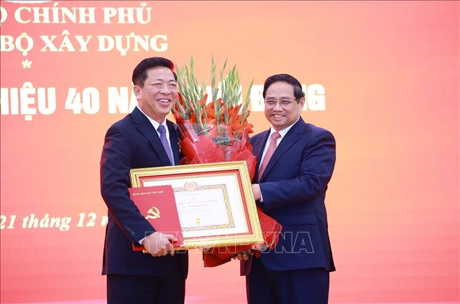 Thủ tướng Phạm Minh Chính trao Huy hiệu 40 năm tuổi Đảng cho đồng chí Trần Hồng Minh, Bộ trưởng Bộ Xây dựng. Ảnh: Dương Giang-TTXVN

