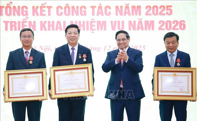 Thủ tướng Phạm Minh Chính trao Huân chương Lao động hạng Nhất; Nhì; Ba các cá nhân có thành tích xuất sắc của Bộ trưởng Bộ Xây dựng Trần Hồng Minh. Ảnh: Dương Giang-TTXVN