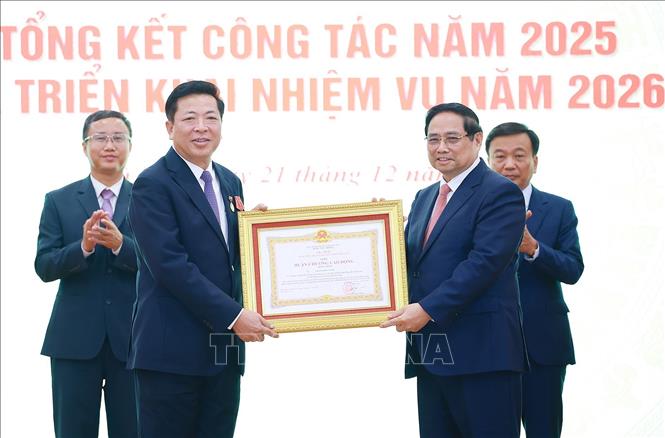 Thủ tướng Phạm Minh Chính trao Huân chương Lao động hạng Nhất cho Bộ trưởng Bộ Xây dựng Trần Hồng Minh. Ảnh: Dương Giang-TTXVN

