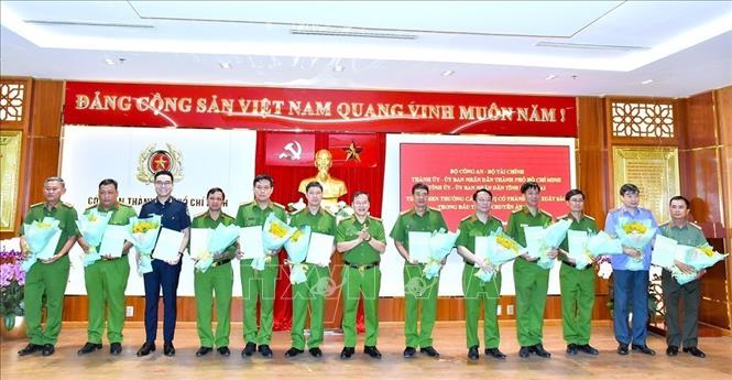 Thượng tướng Nguyễn Văn Long - Thứ trưởng Bộ Công an trao thưởng cho các đơn vị có thành tích xuất sắc trong chuyên án 1025C. Ảnh: Công an Đồng Nai/TTXVN phát