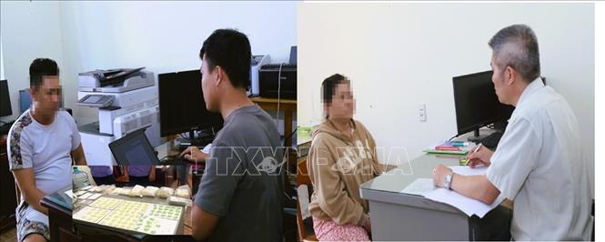 Đối tượng Nguyễn Phạm Ngọc Lâm và Lê Thị Ngọc Hạnh tại cơ quan điều tra. Ảnh: Công an Đồng Nai/ TTXVN phát