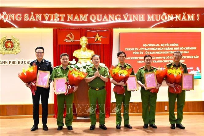 Thượng tướng Nguyễn Văn Long - Thứ trưởng Bộ Công an trao thưởng cho các đơn vị có thành tích xuất sắc trong chuyên án 1025C. Ảnh: Công an Đồng Nai/TTXVN phát