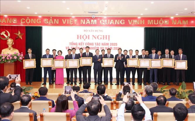 Phó Thủ tướng Chính phủ Trần Hồng Hà trao bằng khen của thủ tướng cho các cá nhân. Ảnh: Quốc Khánh - TTXVN