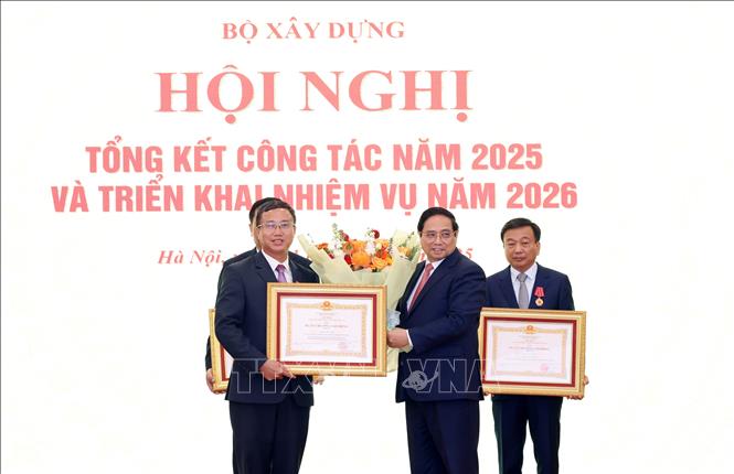 Thủ tướng Chính phủ Phạm Minh Chính trao Huân chương Lao động hạng ba cho  Phó Cục trưởng Cục Kinh tế Quản lý đầu tư xây dựng - Bộ Xây dựng. Ảnh: Quốc Khánh - TTXVN