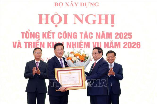 Thủ tướng Chính phủ Phạm Minh Chính trao Huân chương Lao động hạng nhất cho Bộ trưởng Bộ Xây dựng Trần Hồng Minh. Ảnh: Quốc Khánh - TTXVN