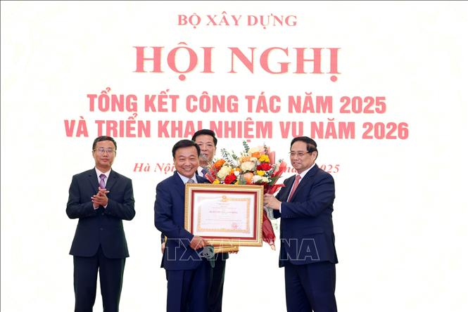 Thủ tướng Chính phủ Phạm Minh Chính trao Huân chương Lao động hạng nhì cho Thứ trưởng Bộ Xây dựng Nguyễn Danh Huy. Ảnh: Quốc Khánh - TTXVN