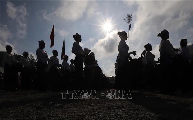 Các tiết mục trình diễn chiêng Mường mang đậm văn hóa dân tộc Mường tại ngày hội. Ảnh: Trọng Đạt-TTXVN