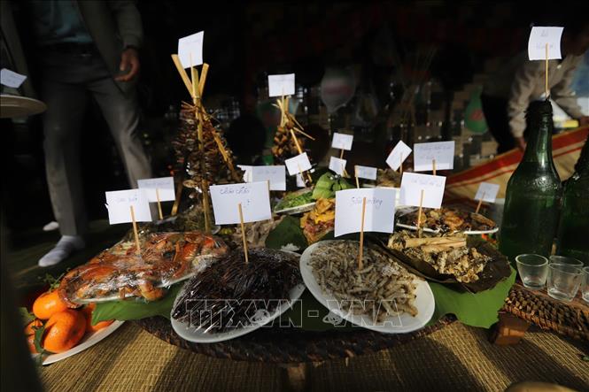 Các món ăn dân tộc được trình bày tại các gian hàng trong không gian ngày hội. Ảnh: Trọng Đạt-TTXVN
