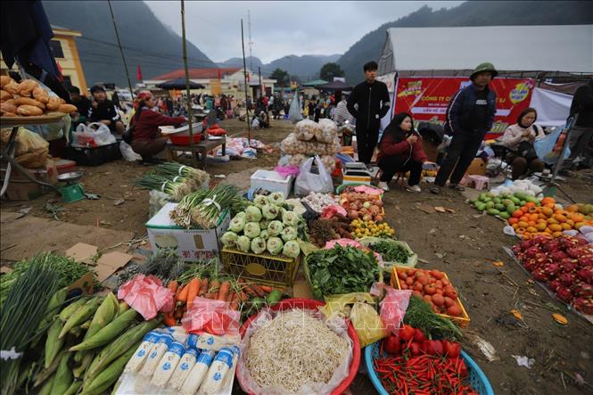 Các gian hàng bày bán các sản phẩm nông sản địa phương xã Vân Sơn trong ngày hội. Ảnh: Trọng Đạt-TTXVN