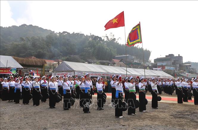 Các tiết mục trình diễn chiêng Mường mang đậm văn hóa dân tộc Mường tại ngày hội. Ảnh: Trọng Đạt-TTXVN