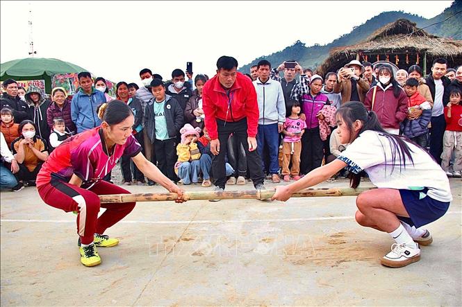 Vận động viên các xóm tham gia tranh tài môn đẩy gậy tại ngày hội. Ảnh: Trọng Đạt-TTXVN