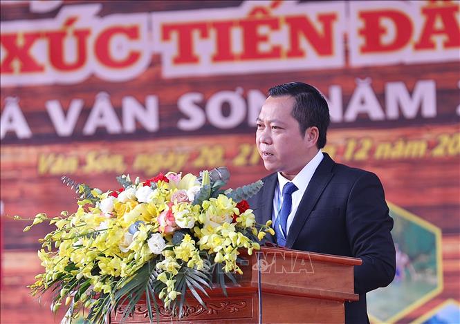 Chủ tịch UBND xã Vân Sơn Đinh Xuân Đông phát biểu tại ngày hội. Ảnh: Trọng Đạt-TTXVN