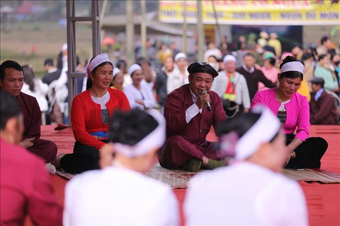 Phần thi hát đối các làn điệu dân gian Mường của các nghệ nhân tại ngày hội. Ảnh: Trọng Đạt-TTXVN