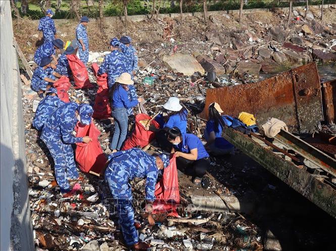 Tuổi trẻ Hải đội 401 phối hợp với Đoàn Đặc khu Phú Quốc ra quân “Ngày thứ 7 tình nguyện” tổng dọn vệ sinh môi trường biển. Ảnh: TTXVN phát