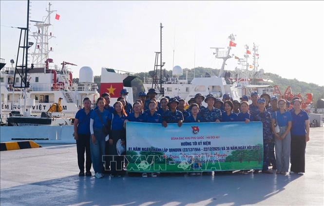 Tuổi trẻ Hải đội 401 phối hợp với Đoàn Đặc khu Phú Quốc ra quân “Ngày thứ 7 tình nguyện” tổng dọn vệ sinh môi trường biển. Ảnh: TTXVN phát