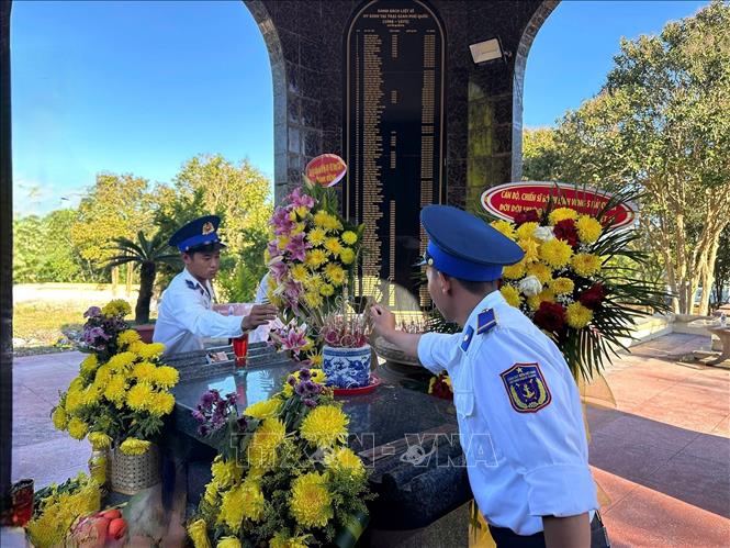 Cán bộ, chiến sĩ Bộ Tư lệnh Vùng Cảnh sát biển 4 dâng hương tại Di tích lịch sử tượng đài Nắm Đấm, đặc khu Phú Quốc. Ảnh: TTXVN phát