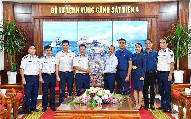 Bộ Tư lệnh Vùng Cảnh sát biển 4 tiếp đón đoàn đến thăm, chúc mừng nhân ngày 22/12. Ảnh: TTXVN phát