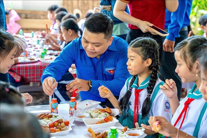 Nhiều năm qua, dự án “Cho em” do anh Lê Trần Anh Hùng làm chủ nhiệm đã lan tỏa tới gần 5.000 trẻ em đặc biệt khó khăn không chỉ tại Cà Mau mà còn trên địa bàn Đồng bằng sông Cửu Long. Ảnh: TTXVN phát