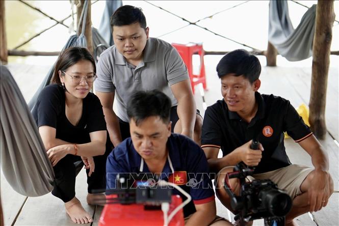 Anh Lê Trần Anh Hùng cùng ê-kíp thực hiện MV nhằm tạo ra phương thức mới để đưa hình ảnh du lịch Cà Mau toả sáng trên bản đồ du lịch Việt Nam. Ảnh: TTXVN phát