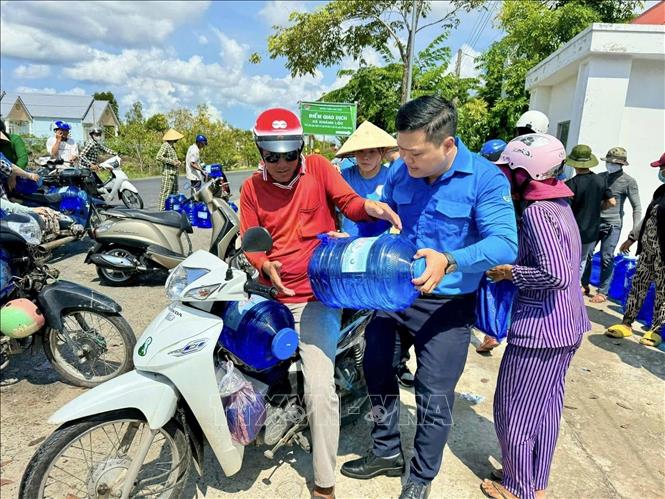 Anh Lê Trần Anh Hùng tích cực tham gia chương trình “Nước ngọt vì bà con” trong đợt hạn hán kéo dài tại tỉnh Cà Mau. Ảnh: TTXVN phát