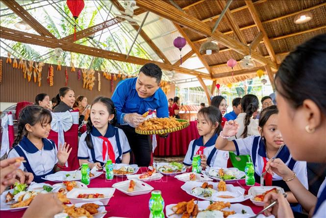 Với khát khao được cống hiến cho quê hương, trong suốt nhiều năm qua, anh Lê Trần Anh Hùng đã và đang thực hiện hơn 16 dự án cộng đồng, hơn 100 chương trình, chiến dịch ở tất cả các lĩnh vực. Ảnh: TTXVN phát