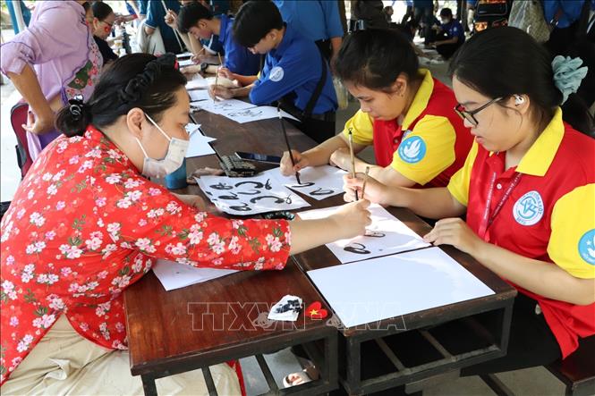 Gian hàng thư pháp được các bạn trẻ yêu văn hóa ưa chuộng. Ảnh: Huyền Trang - TTXVN 