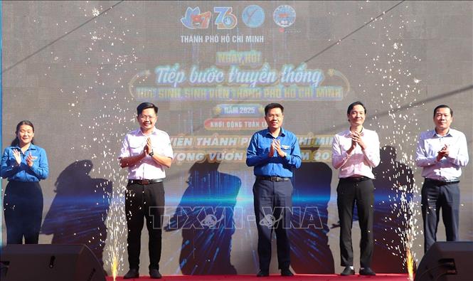 Các đại biểu cùng làm lễ khởi động Tuần lễ “Sinh viên Thành phố Hồ Chí Minh – Khát vọng vươn mình” năm 2025. Ảnh: Huyền Trang - TTXVN 