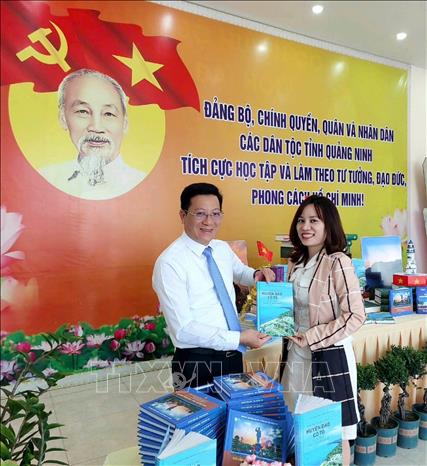 Tiến sĩ Đoàn Thị Thu Hương giới thiệu và chuyển giao kết quả nghiên cứu về phát triển đảo Cô Tô, Quảng Ninh dựa trên kinh tế biển xanh nhân dịp kỉ niệm 30 năm thành lập. Thanh Hương - TTXVN
