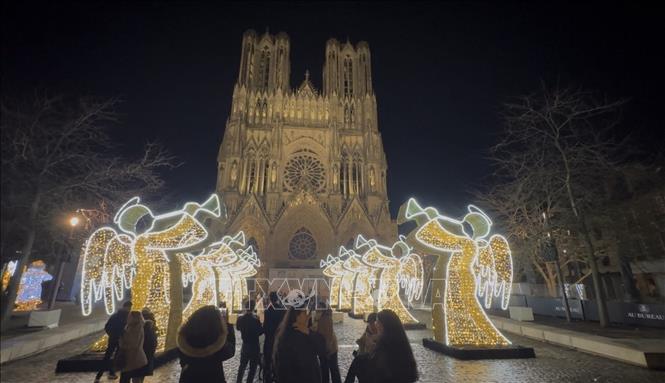 Khu vực nhà thờ lớn được thắp sáng dịp Giáng sinh và Năm mới 2025. Ảnh: Đào Dũng - PV TTXVN tại Pháp